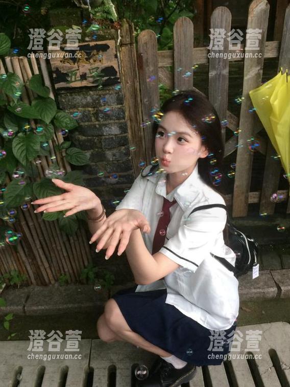 “黑料网”不关灯，网页上可都是深夜八卦小道消息！
